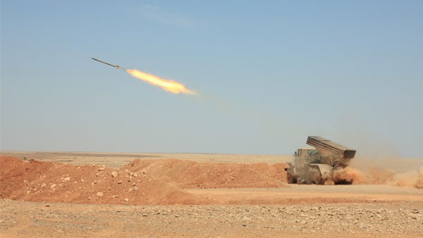 Photo de Ahmed Gaïd Salah supervise un exercice tactique avec tirs réels de niveau de brigade renforcée