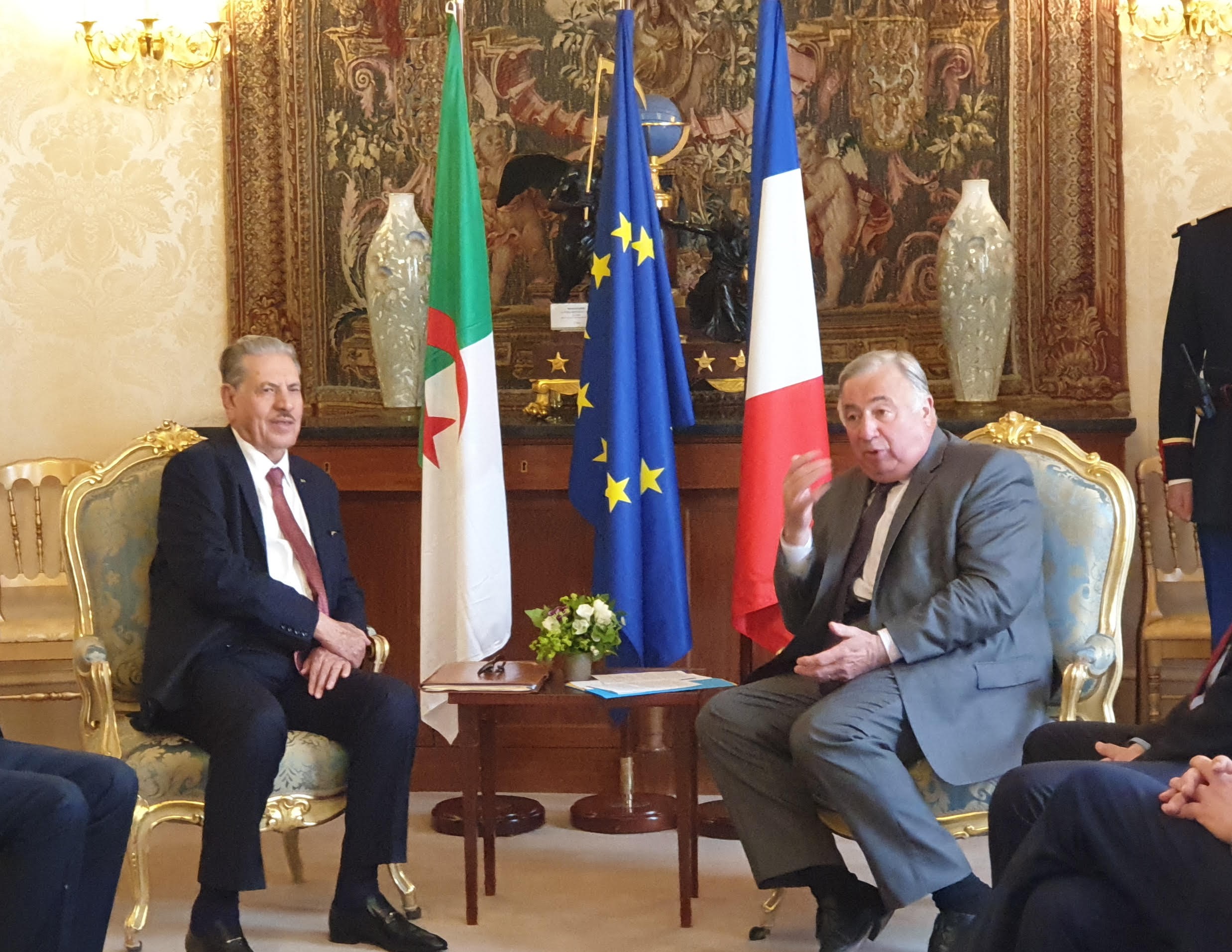 Photo de M. Salah Goudjil, président du Conseil de la Nation s’entretient téléphoniquement avec M. Gérard Larcher, président du Sénat français.