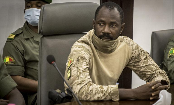 Photo de Mali: le colonel Goïta prête serment comme président de la transition