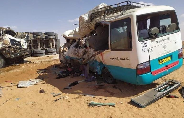 Photo de Naâma.. État stable pour cinq des victimes de la collision entre un bus et un camion