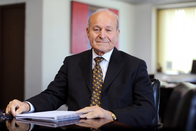 Photo de Issad Rebrab prend sa retraite