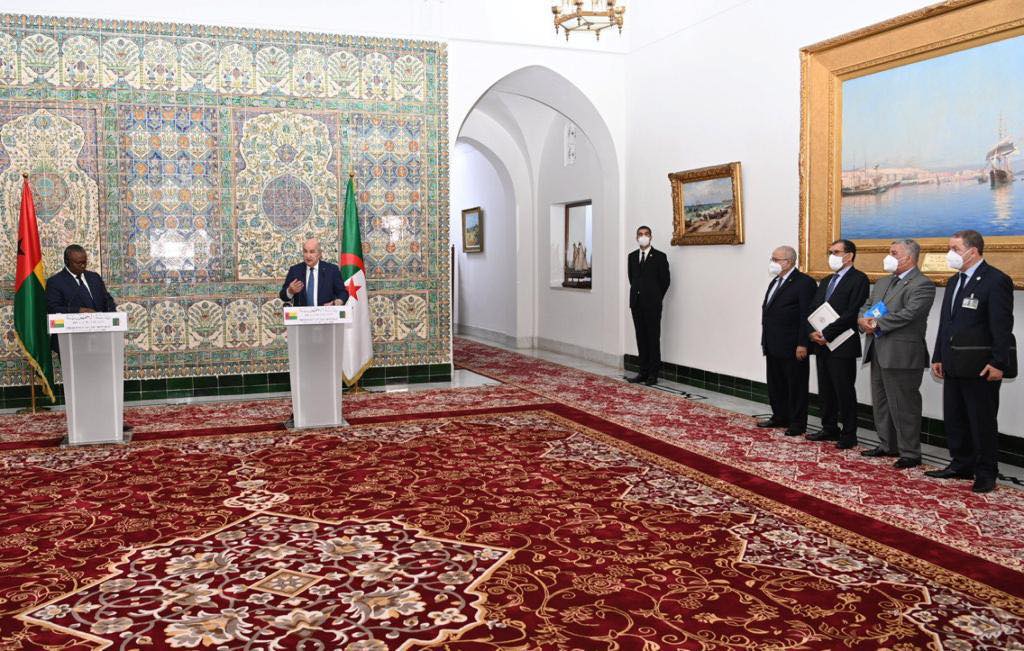 Photo de Le Président de la République annonce l’ouverture d’une ambassade d’Algérie en Guinée-Bissau Le président de la République, M. Abdelmadjid Tebboune, a annoncé mardi l’ouverture d’une ambassade d’Algérie en Guinée-Bissau, en vue d’«un retour à la normale» des relations bilatérales entre les deux pays. «Nos deux pays sont passés par une conjoncture qui les a éloignés, mais à partir de cette visite, nos relations bilatérales reviendront à la normale», a indiqué le Président Tebboune dans une déclaration conjointe avec le président de la République de Guinée-Bissau, M. Umaro Sissoco Embalo, au terme des entretiens qu’ils ont eus au siège de la Présidence de la République. Affirmant qu’il était «inconcevable que l’Algérie n’ait pas une ambassade en Guinée-Bissau», le Président de la République a souligné que «nous rectifierons cette erreur. J’espère que vous effectuerez, comme convenu, une visite d’Etat en Algérie dans les plus brefs délais pour permettre un retour des choses à la normale». Passant en revue les relations historiques unissant les deux pays, le président de la République a affirmé que cette visite «nous rappelle l’histoire de l’Afrique et l’histoire commune entre l’Algérie et la Guinée-Bissau».  «Nous, en tant que jeunes à l’époque, nous nous rappelons de la citation d’Amilcar Cabral : Les musulmans vont en pèlerinage à la Mecque, les chrétiens au Vatican et les révolutionnaires à Alger, celle-ci étant la Mecque des révolutionnaires», a-t-il ajouté.