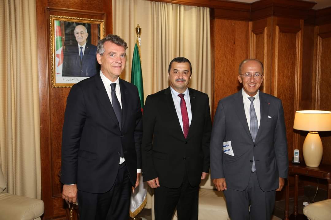 Photo de Arkab reçoit le Président de l’Association France Algérie et le Directeur Général d’Ardian.