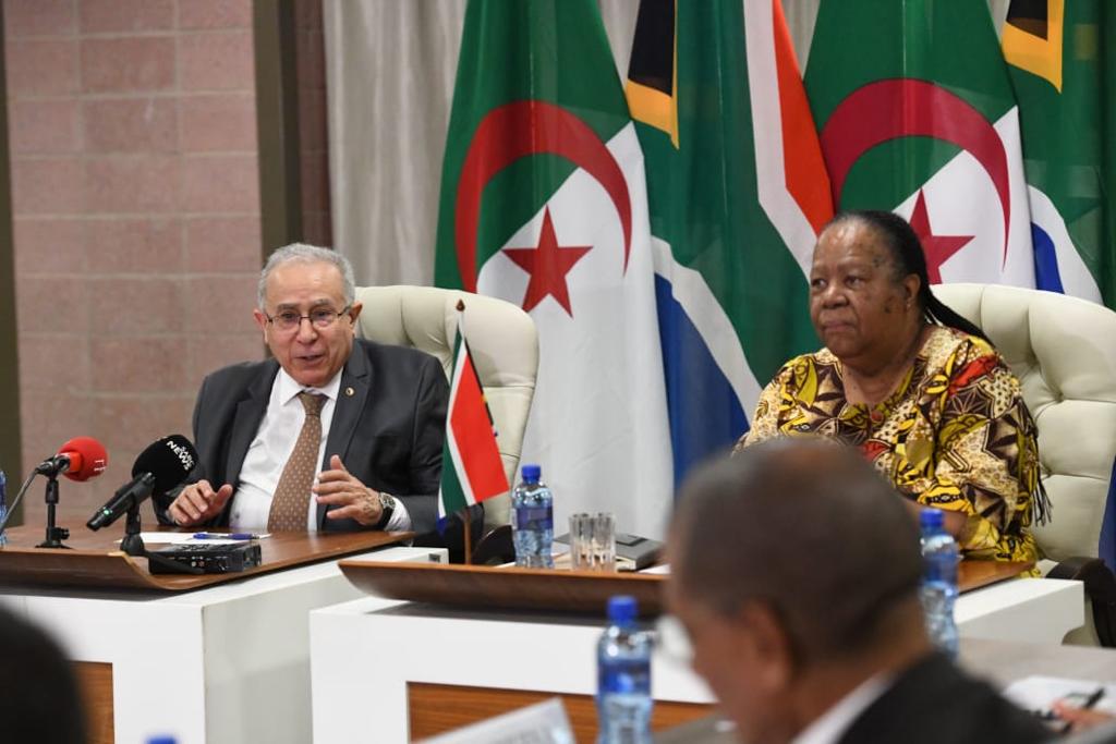 Photo de Lamamra s’entretient avec son homologue Sud Africaine