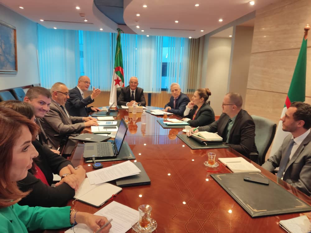 Photo de Audience accordée par le Ministre des Finances au Directeur des Opérations pour le Maghreb auprès de la Banque Mondiale.