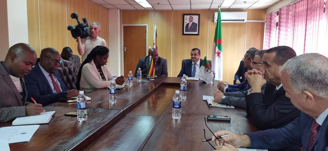 Photo de Arkab s’entretient avec le ministre des Mines et du Développement minier Zimbabwéen 