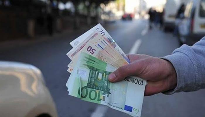 Photo de Cotation du dinar devant la devise