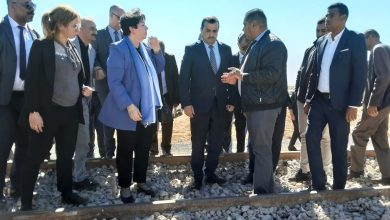 Photo de Arkab supervise l’avancement des travaux de la ligne ferroviaire Béchar- Gara Djebilet
